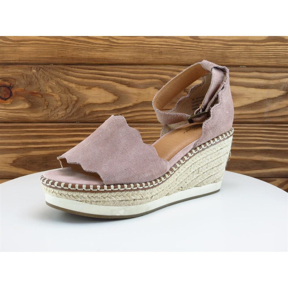 Crown‎ Vintage Size 7 M Women Sandal Ankle Strap Beige Suede Daffodil